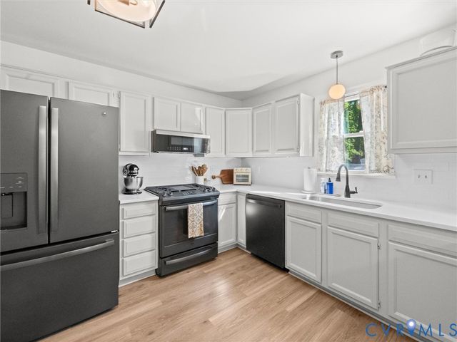 4001 Kings Gate Rd, Chester, VA 23831