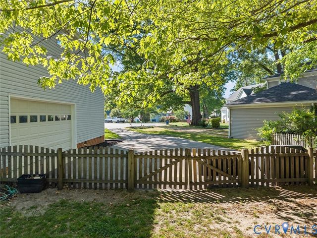 4001 Kings Gate Rd, Chester, VA 23831