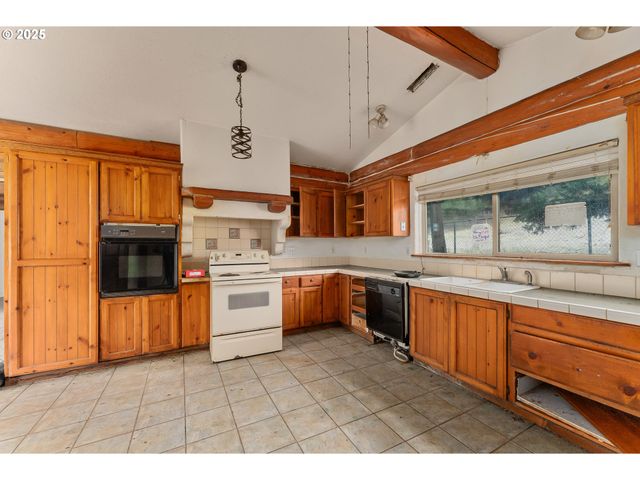 3248 Ne JOHNSON St, Roseburg, OR 97470