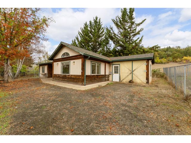 3248 Ne JOHNSON St, Roseburg, OR 97470