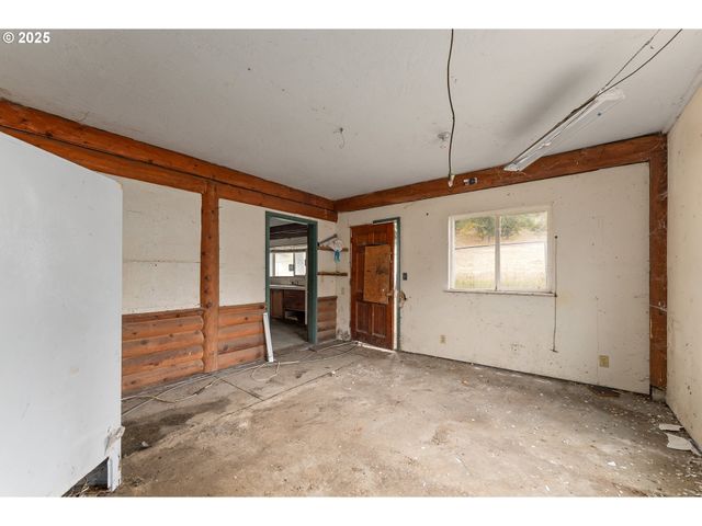 3248 Ne JOHNSON St, Roseburg, OR 97470