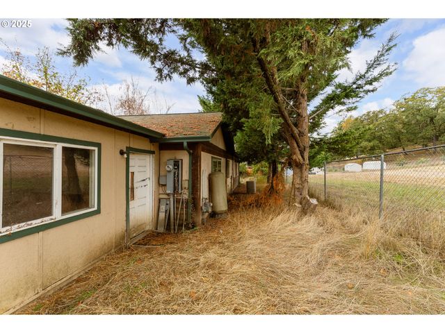 3248 Ne JOHNSON St, Roseburg, OR 97470