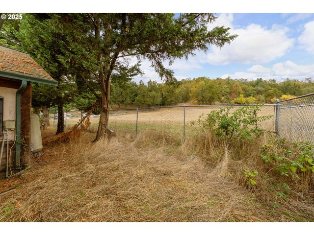 3248 Ne JOHNSON St, Roseburg, OR 97470