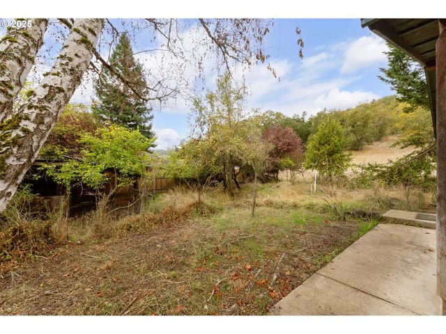 3248 Ne JOHNSON St, Roseburg, OR 97470