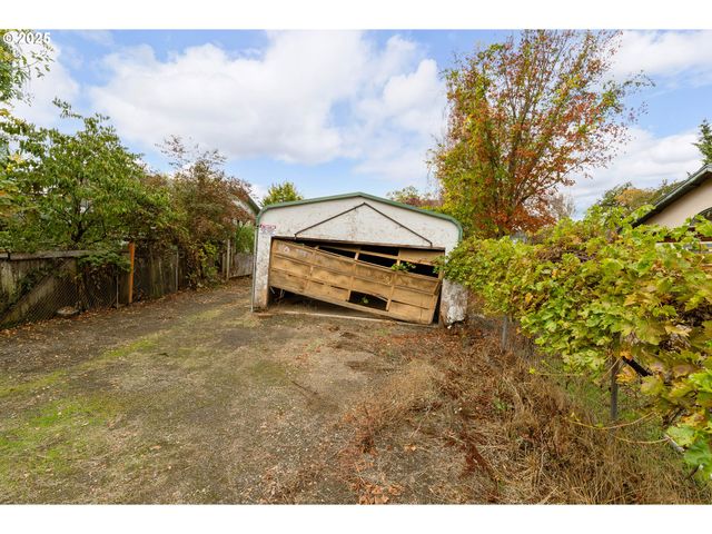 3248 Ne JOHNSON St, Roseburg, OR 97470