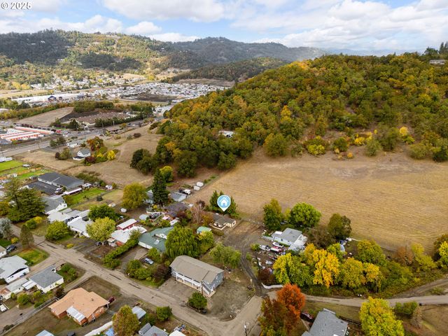 3248 Ne JOHNSON St, Roseburg, OR 97470