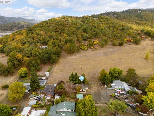 3248 Ne JOHNSON St, Roseburg, OR 97470