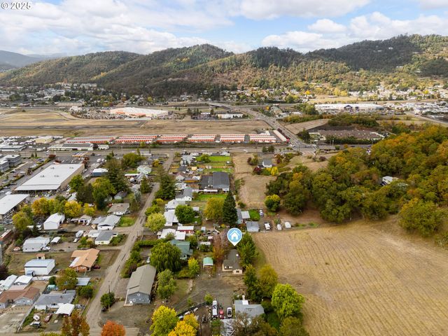 3248 Ne JOHNSON St, Roseburg, OR 97470