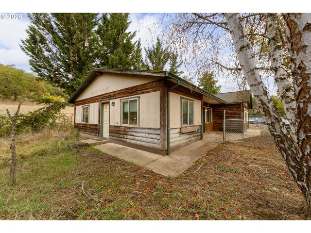 3248 Ne JOHNSON St, Roseburg, OR 97470