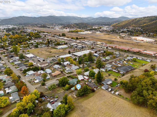 3248 Ne JOHNSON St, Roseburg, OR 97470