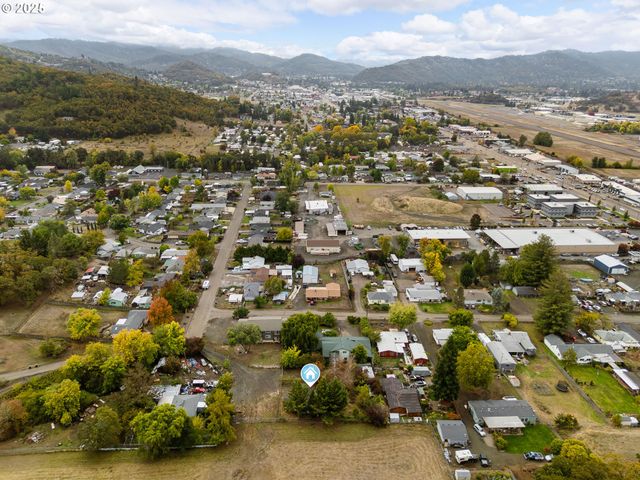 3248 Ne JOHNSON St, Roseburg, OR 97470