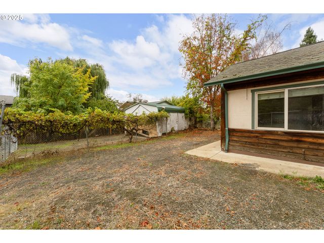 3248 Ne JOHNSON St, Roseburg, OR 97470