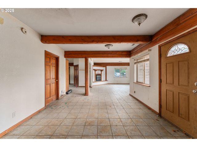 3248 Ne JOHNSON St, Roseburg, OR 97470