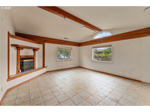 3248 Ne JOHNSON St, Roseburg, OR 97470