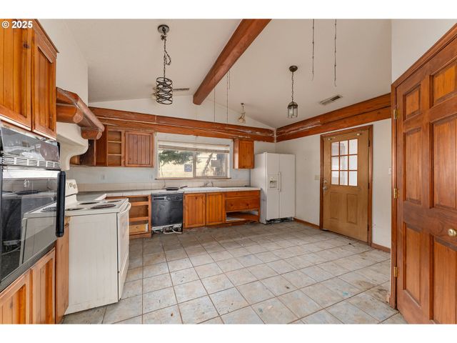 3248 Ne JOHNSON St, Roseburg, OR 97470