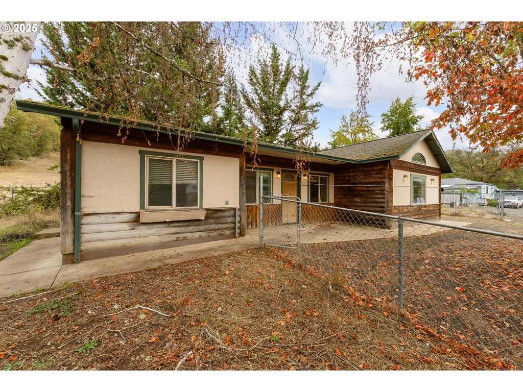 3248 Ne JOHNSON St, Roseburg, OR 97470