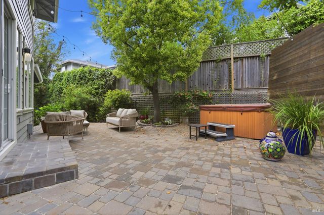 11 Red Oak Ct, Novato, CA 94949