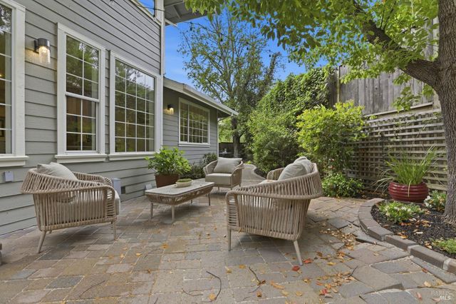 11 Red Oak Ct, Novato, CA 94949