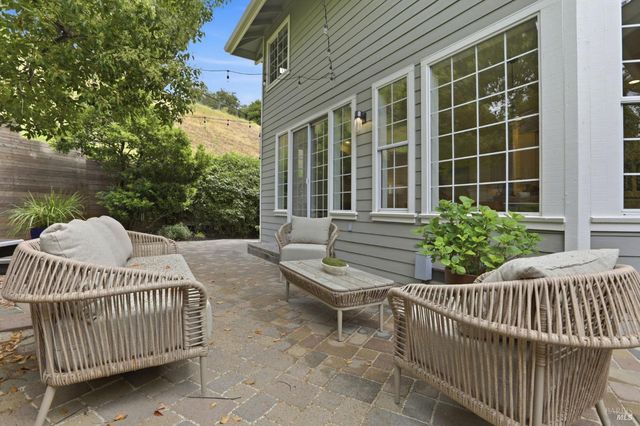 11 Red Oak Ct, Novato, CA 94949