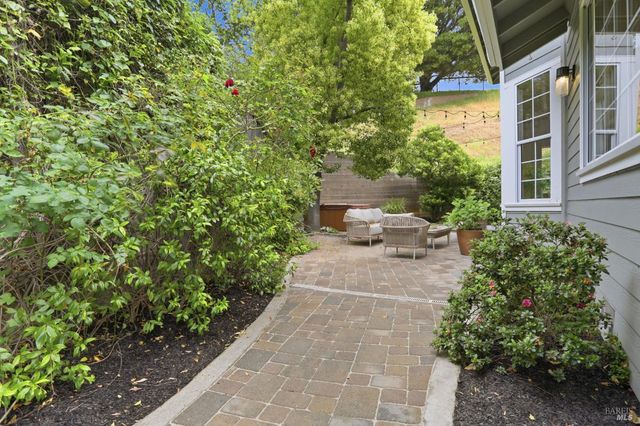 11 Red Oak Ct, Novato, CA 94949