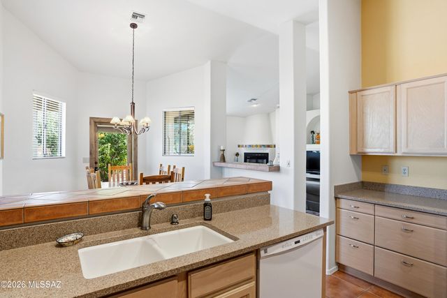 1910 E Purple Martin Lane, Green Valley, AZ 85614