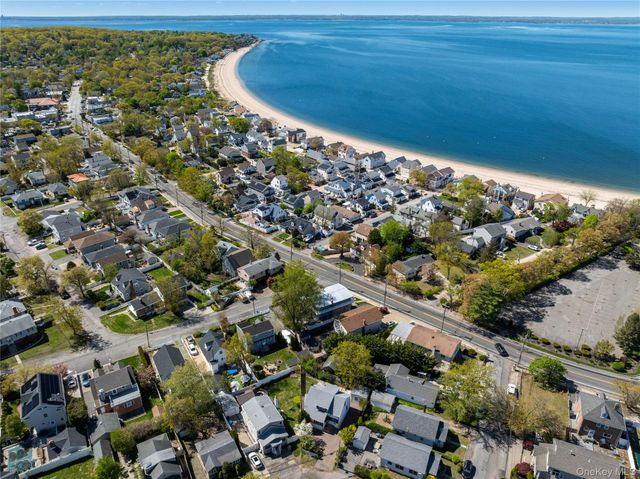 17 June Avenue, Bayville, NY 11709