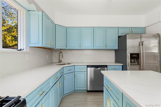 17 June Avenue, Bayville, NY 11709