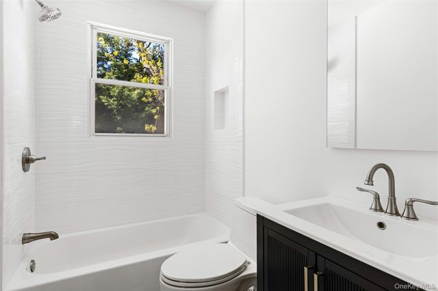 17 June Avenue, Bayville, NY 11709