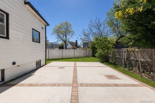 17 June Avenue, Bayville, NY 11709