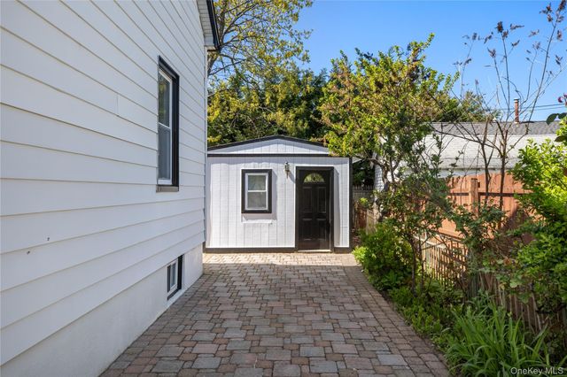 17 June Avenue, Bayville, NY 11709