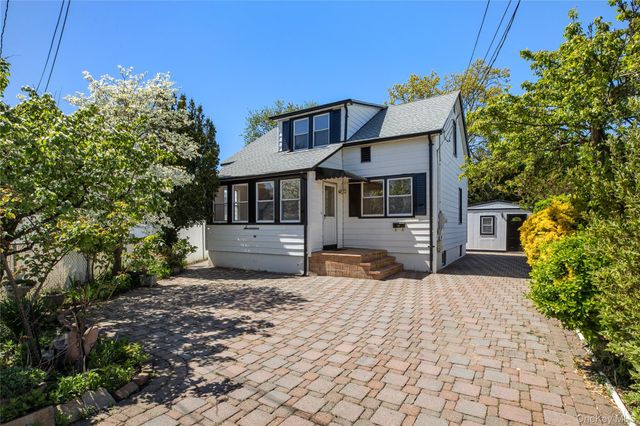 17 June Avenue, Bayville, NY 11709