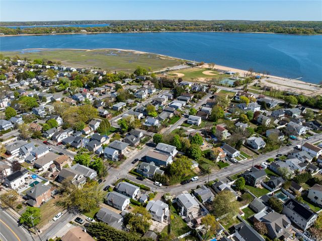 17 June Avenue, Bayville, NY 11709