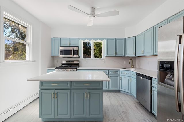 17 June Avenue, Bayville, NY 11709