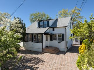 17 June Avenue, Bayville, NY 11709