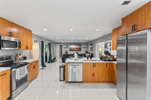 1752 S Anhinga Ln, Homestead, FL 33035