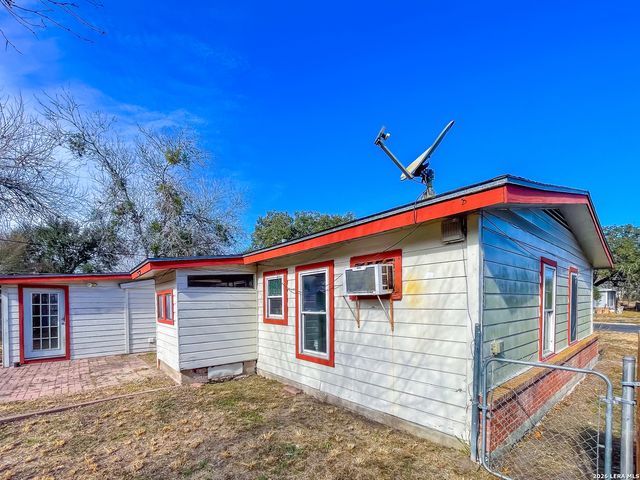 1512 E Bowie, Beeville, TX 78102