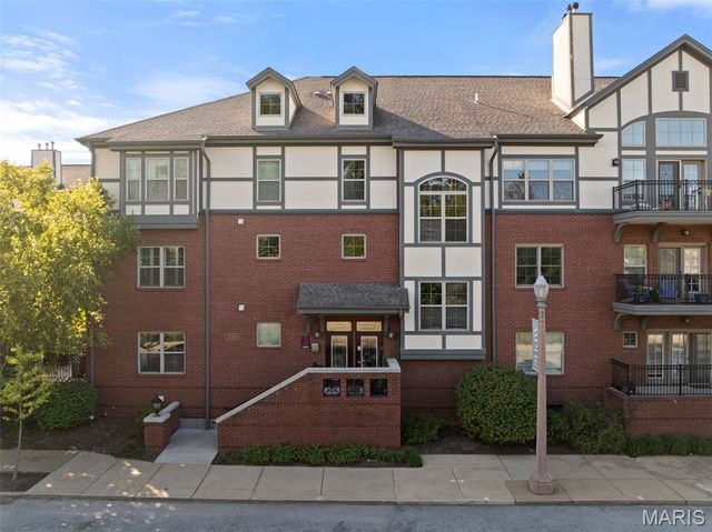 2211 S Grand Boulevard 302, St Louis, MO 63104