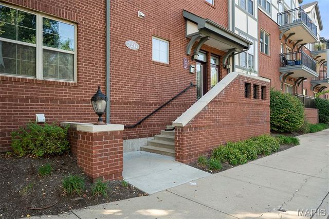 2211 S Grand Boulevard 302, St Louis, MO 63104