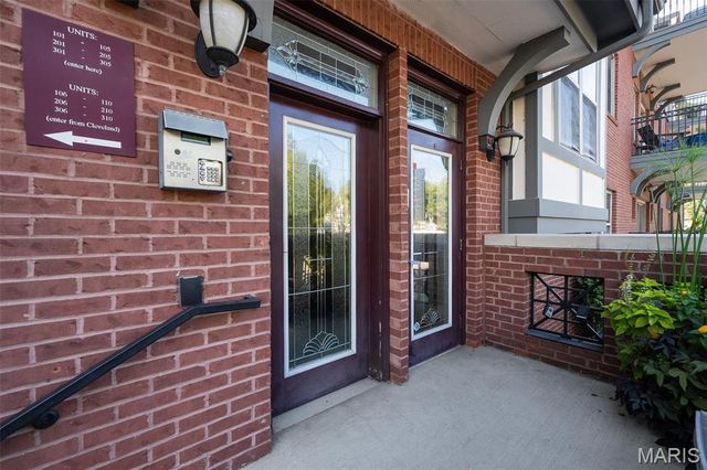 2211 S Grand Boulevard 302, St Louis, MO 63104