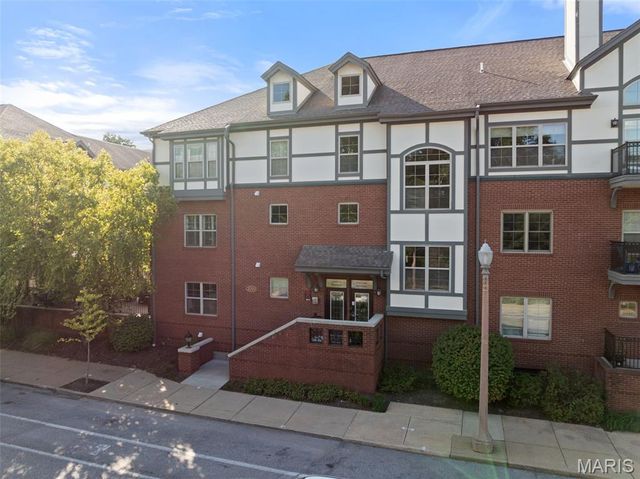 2211 S Grand Boulevard 302, St Louis, MO 63104