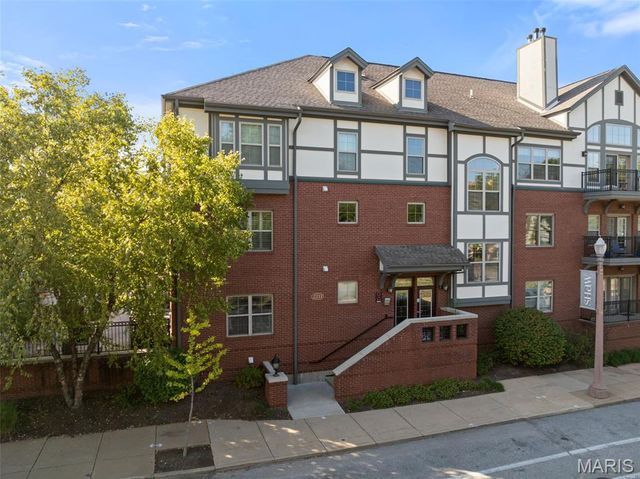 2211 S Grand Boulevard 302, St Louis, MO 63104