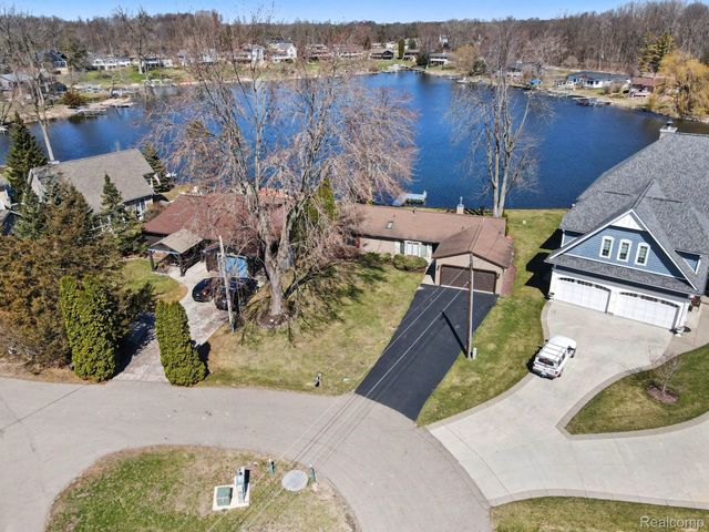 11591 PLEASANT VIEW Drive, Hamburg Township, MI 48169