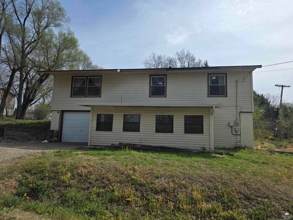 230 S Garfield Street, Enterprise, KS 67441