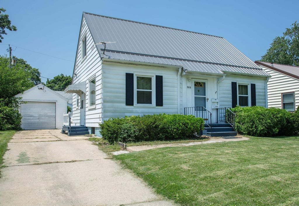 908 Vermont St, Waterloo, IA 50702