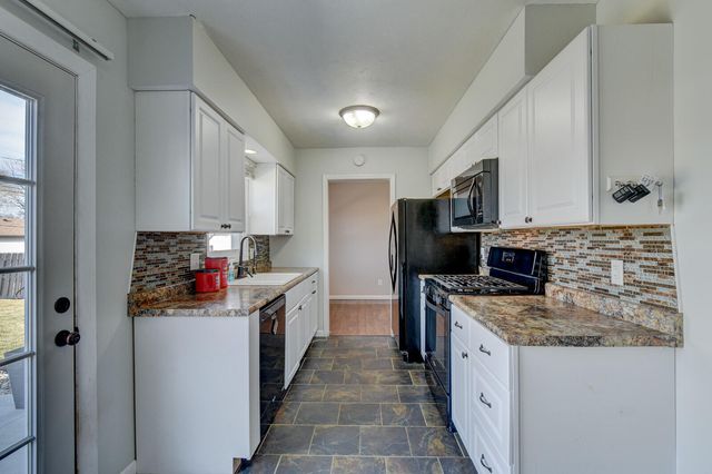 17 WINDSOR Avenue, Council Bluffs, IA 51503