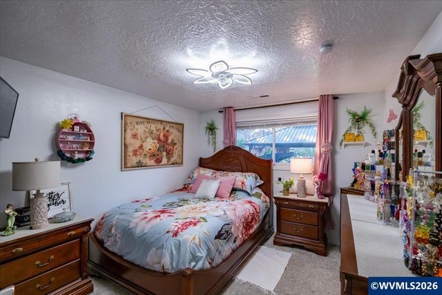 1424 Rainier Rd, Woodburn, OR 97071