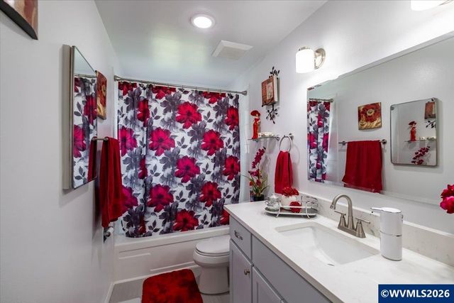 1424 Rainier Rd, Woodburn, OR 97071
