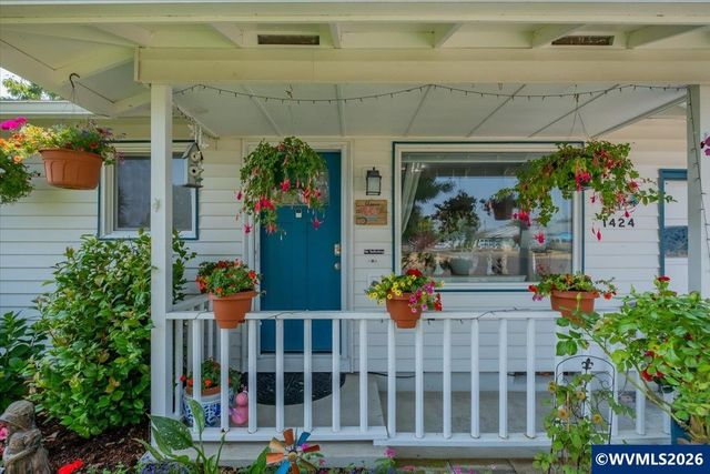 1424 Rainier Rd, Woodburn, OR 97071