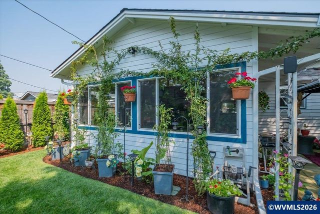 1424 Rainier Rd, Woodburn, OR 97071