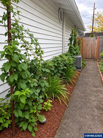 1424 Rainier Rd, Woodburn, OR 97071